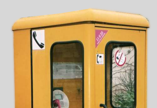 Gelbe Telefonzelle als Symbolbild für klassische Telefonie
